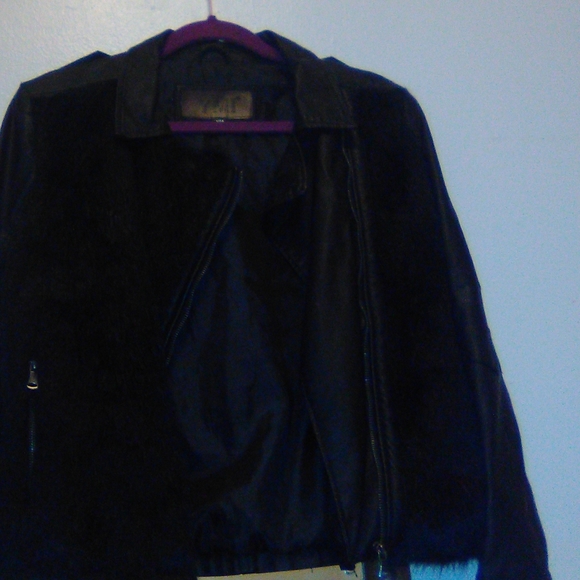 I am selling a fur leather jackets - Picture 3 of 5